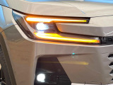 【LEDヘッドライト】悪天候や夜間走行時も良好な視界を確保し安心して運転できる高輝度LEDヘッドライトを装備!点灯速度が早く、消費電力も抑えられています。
