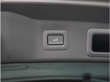 【パワーバックドア】スマートキーや運転席のボタンを押すだけでリアゲートが自動で開閉します。両手に荷物を持っている時や高い位置のバックドアを閉める際に便利な機能です。