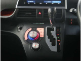 【オートエアコン】1年中快適な室内を提供!車内温度を設定すると、風量を自動で調整してくれます。