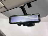 スマートルームミラーで後方の映像がルームミラーで確認できます。