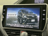 画面上にメニューや操作ボタンが配置され、ナビやオーディオの機能へアクセスしやすい構成です。必要な機能を確認しながら操作でき、毎日の移動をサポートします。
