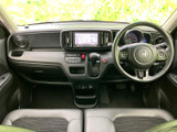 運転席から手が届きやすい位置にナビ画面やオーディオ、空調操作部がまとまり、必要な情報を確認しやすい配置です。前席からの見通しもよく、同乗者にも使いやすい室内空間です。