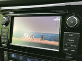 画面には地図ではなく映像が表示されています。停車中の休憩時間などに映像を楽しめる装備で、周囲のボタンから音量や各種メニューにアクセスしやすい配置も便利です。
