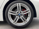 BMWならではの卓越した走りを支えるホイールと足回りです!日本車の走りに慣れている方にもぜひ体感して頂きたいほど、高いレベルでまとまっています!純正19インチアルミホイール。