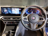 【ハンドル】ドライバーとBMW車の一体感がダイレクトに伝わるステアリングホイール。形状・太さへの拘りに加えて、操作性を高める為にスイッチ類も配置。クイックかつ安定のドライビングを体感下さい!