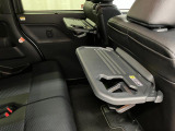 【格納式シートバックテーブル(運転席/助手席)】 物が落ちにくいふち高テーブルはタブレットが立てかけられ、お子さま用のマグカップや500mlの紙パックが入るカップホルダーも備えています。