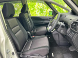 前席は座面と背もたれにゆとりがあり、運転席から前方や左右を見渡しやすいレイアウトです。落ち着いた色合いで、日々の移動もリラックスして過ごせます。