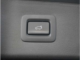 【パワーバックドア】スマートキーや運転席のボタンを押すだけでリアゲートが自動で開閉します。両手に荷物を持っている時や高い位置のバックドアを閉める際に便利な機能です。