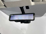 スマートルームミラーで後方の映像がルームミラーで確認できます。
