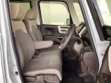 フロントシートはベンチシートです。ベンチシ―トは運転席と助手席の移動もスムーズ。狭い駐車場での乗り降りに便利です。
