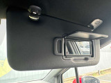 サンバイザーに鏡がついてますので車から降りる前に身だしなみチェック出来ます。