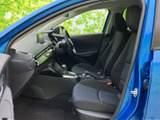 前席は視界を確保しやすいレイアウトで、運転席と助手席それぞれに座席が用意されています。落ち着いた色合いの空間で、乗る方が過ごしやすく、日々の移動にも自然に馴染む室内です。