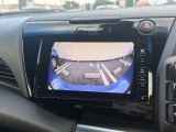バックカメラも付いています! 運転が不慣れな方でも安心して駐車が可能です!