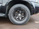 ブラックのアルミホイールを装着。ヨコハマ「GEOLANDAR A/T-S」タイヤが確認できます。