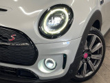 ●LEDヘッドライト:夜間走行時も良好な視界を確保し安心して運転できる高輝度LEDヘッドライトを装備!点灯速度が早く、消費電力も抑えられています。