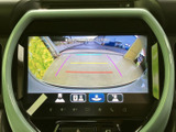 画面に後方の映像と目安のラインが表示され、駐車時の周囲確認をサポートします。複数の表示切り替え項目も備わり、駐車スペースに合わせて画面を確認しながら操作できる便利な装備です。