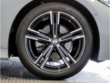 【BMWアロイホイル】軽量かつ強度に拘ったアロイホイル。走行性能ポテンシャルを引き出す設計。車の足元を引き締めてくれる大きなポイントはアロイホイルです。