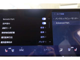 アドバンストパーク搭載。駐車したい場所の傍に停車して駐車位置を設定すれば、カメラとソナーで周囲を監視し、ステアリング・アクセル・ブレーキ操作が支援され駐車を完了してくれます。リモート機能付きです。