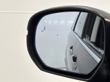 斜め後ろの車の存在をマークでお知らせ。車線変更するときに助かりますね。