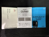 スマートキーは鍵をバッグに入れたままでもドアロックの開閉やエンジンのON・OFFができます。夜間や雨の日も鍵を探さなくて良いので便利です。