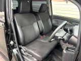 運転席まわりには十分なスペースがあり、大柄な方でもゆったり運転していただける環境です。