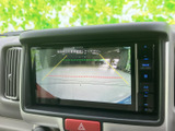 後方の映像に加えて目安のラインが表示され、駐車時に周囲との距離を確認する際に役立ちます。目視での確認と組み合わせて、車庫入れや狭い場所での後退をサポートします。