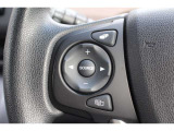 ハンドル左部分でオーディオ操作が可能。そのため、運転中でも目線をずらさずに安全運転♪スマートフォンを接続してハンズフリー通話も可能です。