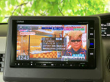 テレビ番組を画面で視聴できる装備です。停車中の待ち時間にも映像を楽しめるため、車内で過ごすひとときに活用いただけます。番組情報も表示され、見たい内容を確認しやすい仕様です。