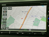 道路や周辺施設の位置関係を画面で確認でき、目的地までのルート把握に役立ちます。地図の縮尺表示もあり、街中での移動や初めての場所へのお出かけをサポートします。