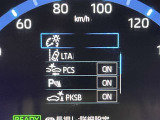 レーンディパーチャーアラートとは車線または走路からの逸脱の可能性を警告すると共に、車線または走路からの逸脱を避けるためのハンドル操作の一部を支援する機能です。詳細は販売店スタッフまでおたずねください。
