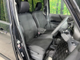 運転席まわりには十分なスペースがあり、大柄な方でもゆったり運転していただける環境です。