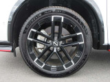 NISMO専用エンケイ製20インチアルミホイール(20&times;8.5J)、インセット:42、P.C.D:114.3(5穴)NISMO専用MICHELIN PILOT SPORT EV 255/45R20 105W XLタイヤ
