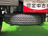様々な現場で活躍するため,もしもの時の為にスペアタイヤが荷台下に収納されています