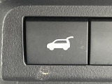 【パワーバックドア】スマートキーや運転席のボタンを押すだけでリアゲートが自動で開閉します!荷物を持っている時や、高い位置にあるバックドアを閉める際に便利な機能です♪
