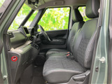 前席まわりは視界が開けており、運転席から前方や左右を確認しやすいレイアウトです。シートには落ち着いた色合いを採用し、助手席の方もくつろいで過ごせます。