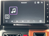 Bluetoothオーディオの再生画面を表示し、画面上のアイコンから再生操作を確認できます。選曲や再生状態が見て分かりやすく、音楽を楽しみたい日常の移動にも便利です。