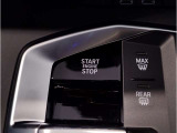 【スタートボタン】リモコンキーを持っているだけで起動可能なスタートボタン。オートスタート/ストップ機能も装備しており燃料消費量の軽減に貢献します。