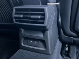 後部座席にもエアコン吹き出し口がございます。快適な車内を演出しております。