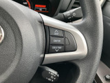 ステアリングの手元に表示切替やODO/TRIPのスイッチがまとまり、車両情報の確認に便利です。目盛りや表示を見ながら切り替えられ、毎日の運転で扱いやすい配置です。