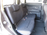 リアシートは、シートの座面を考慮し、ゆとりある着座姿勢を保てるようにシートバックの角度を最適化したシートを設定。リクライニング機能が付いていて、ゆったりくつろぐことが出来ます。