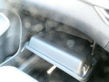 助手席前には車検証の収納に便利なグローブBOXが備わっています。