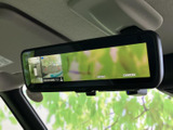 ルームミラー型の画面に後方の映像が表示され、車内から後ろの様子を確認できます。ミラーとしての視界に加え、映像でも周囲を把握できるため、日常の確認に役立つ装備です。