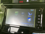 画面にはテレビや名称、電話番号、自宅などのメニューが表示され、目的に合わせて選びやすい構成です。画面脇には地図や音声などの操作ボタンもまとまり、日常の移動をサポートします。