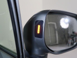 スバルリヤビークルディテクション搭載!ドアミラーからは見えにくい場所にいる車両を検知して、車線変更時に衝突の危険がある場合にはドアミラー内側のLEDインジケーターや警報音で注意を促してくれる機能です。