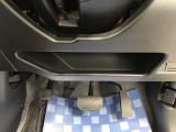 【運転席アンダートレー】タオル等置くのに便利