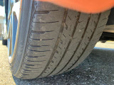 タイヤの溝を横から写しました。側面に銘柄の文字が見えます。