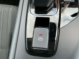 電動パーキングブレーキは、従来の足踏み式に比べ、しっかりと車をホールドしてくれるので安心です。女性の方には特に安心いただける装備です