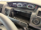 運転席前方の収納です。