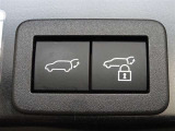 パワーバックドアを装備しています。バックドアを運転席からも開閉できます、便利ですよ。