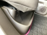 リアシート足元に、収納スペースがあります。